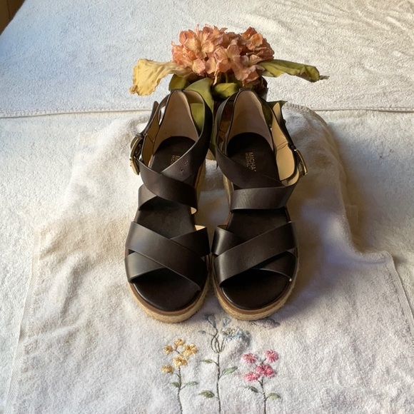 Elegant Brown Women's Sandals - Picture 1 of 13